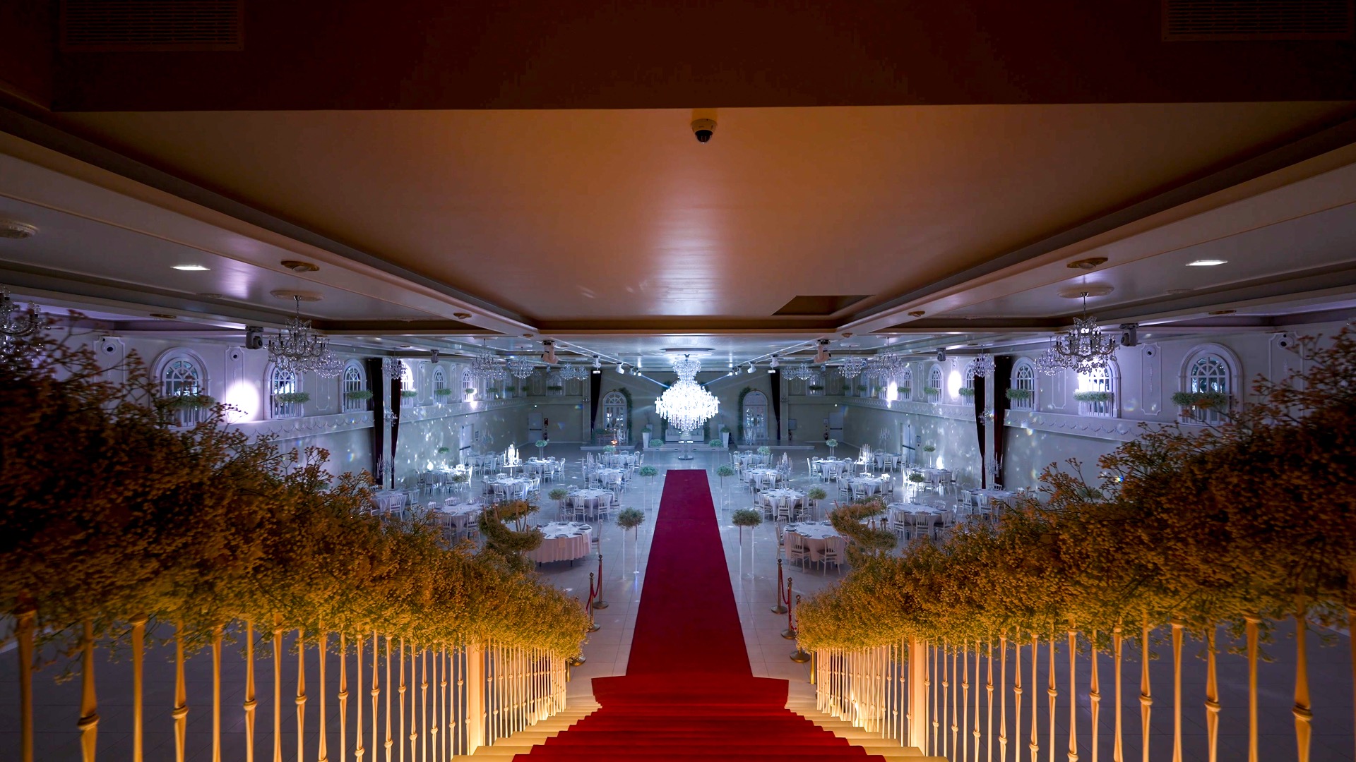 Entr&eacute;e — tapis rouge et lustres