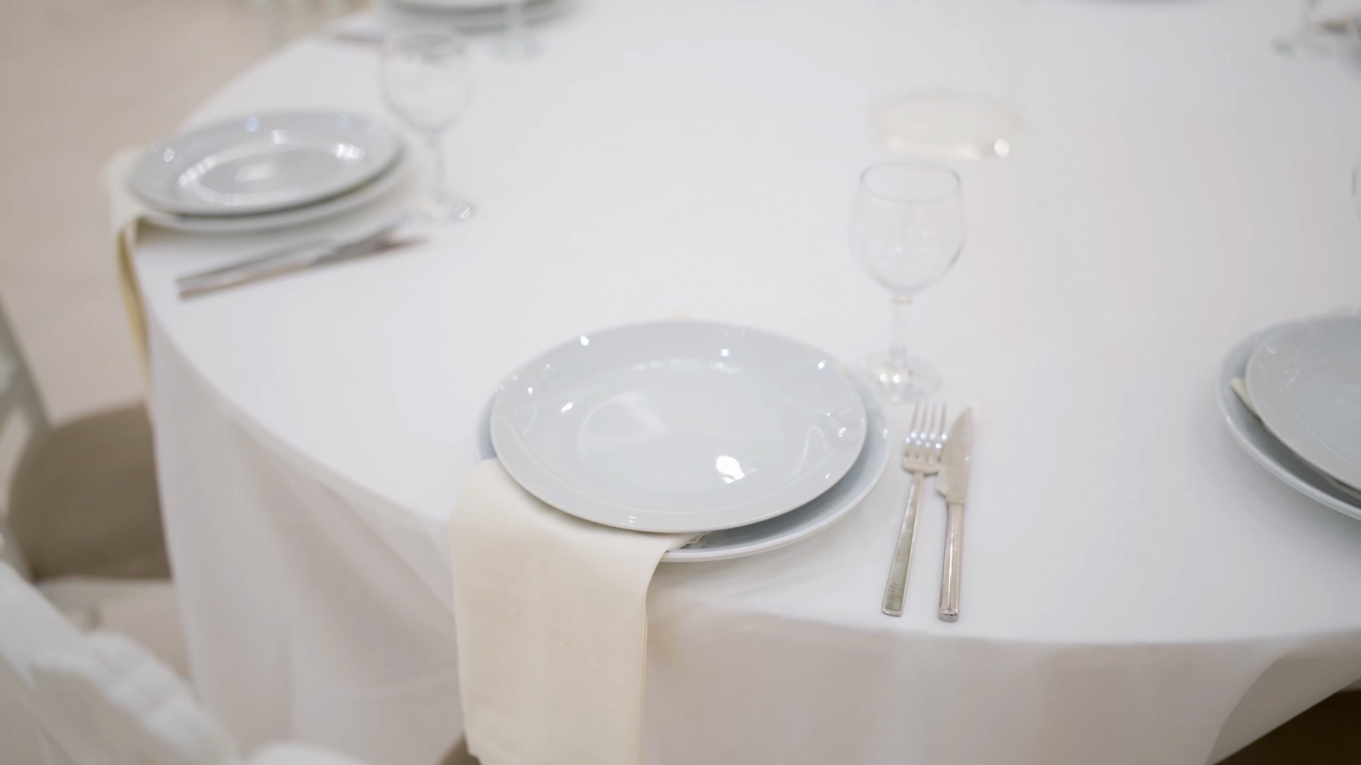 Art de la table — assiettes et couverts